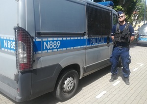 policjant przy radiowozie