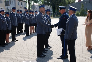 na placu apelowym I Zastępca Komendanta Wojewódzkiego Policji w Gdańsku oraz Komendant Powiatowy Policji w Lęborku wręczają awansowanym policjantom akty mianowania na wyższe stopnie służbowe