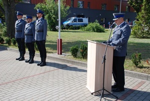 na placu apelowym przy mównicy stoi Komendant Powiatowy Policji w Lęborku. Po jego prawej stronie przy maszcie stoi poczet flagowy