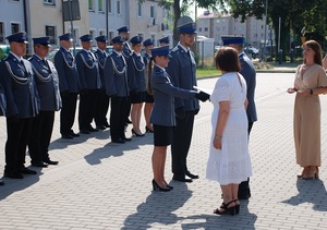 na placu apelowym Starosta Lęborski i Komendant Powiatowy Policji w Lęborku wręczają policjantom akty mianowania na wyższe stopnie służbowe