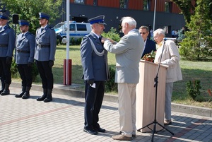 na placu apelowym przedstawiciel stowarzyszenia emerytów i rencistów policyjnych przypina Komendantowi Powiatowemu Policji w Lęborku medal