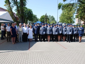 zdjęcie pamiątkowe policjantów i gości biorących udział w uroczystości na placu apelowym