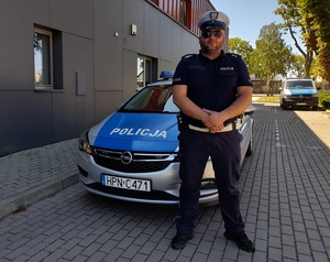 policjant przy radiowozie