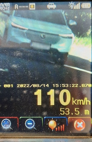 screen z miernika prędkości przedstawiający samochód osobowy i wskazanie z jaką prędkością jedzie - 110 km/h