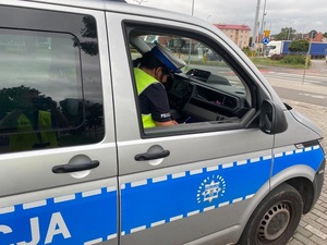 w radiowozie policjantka ruchu drogowego wypełnia dokumentację