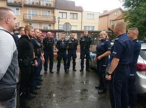 Pani komendant uśmiecha się do zgromadzonych przed komisariatem policjantów