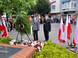 przed pomnikiem Pocztowców Gdańskich komendant policji oraz komendant straży pożarnej oddają honor