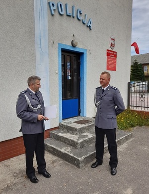 przed wejściem do komisariatu Policji stoją Komendant Powiatowy Policji w Lęborku oraz nowo powołany Komendant Komisariatu Policji w Łebie