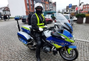 policjant na motocyklu