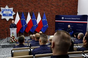 Komendant Główny Policji przemawia do zebranych w auli policjantów