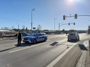 na skrzyżowaniu ze światłami policjanci ruchu drogowego kierują ruchem.