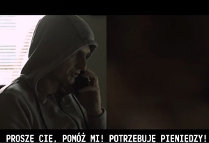 mężczyzna z kapturem  na głowie rozmawiający przez telefon. Pod spodem napis: proszę pomóż mi potrzebuję pieniędzy