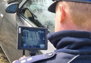 policjant ruchu drogowego operuje policyjnym dronem