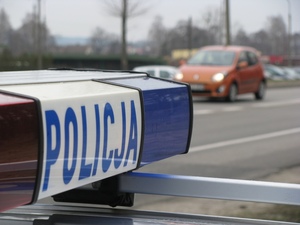 dach policyjnego radiowozu z tablicą z napisem policja