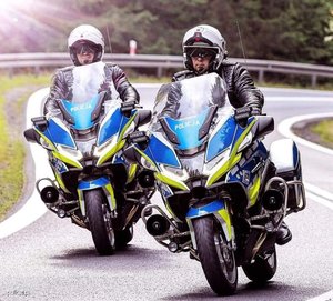 drogą jadą dwaj policjanci na oznakowanych motocyklach