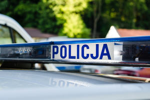 dach policyjnego radiowozu z tablicą z napisem policja