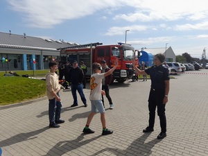 na parkingu przed przedszkolem policjantka i nastolatek z założonymi narkogoglami przybijają sobie &quot;piątkę&quot;