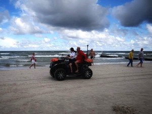 policjant na plaży