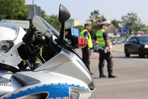 policjanci przy motorach policyjnych