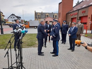 uścisk dłoni Burmistrza Łeby i Komendanta Wojewódzkiego Policji w Gdańsku