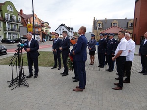 przemowa burmistrza w obecności gości zgromadzonych przed komisariatem