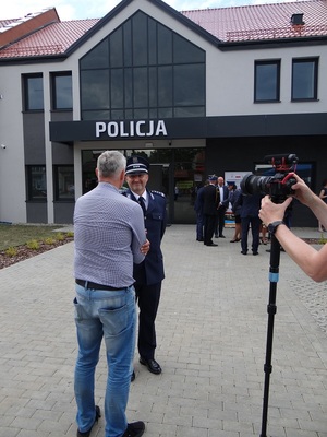 Komendant Powiatowy Policji w Lęborku udziela wywiadu przed budynkiem komisariatu