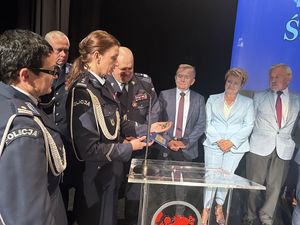 Komendant Powiatowa Policji w Wejherowie, w towarzystwie Komendanta Wojewódzkiego Policji w Gdańsku ogląda pamiątkowy medal