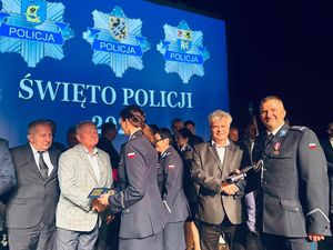 uścisk dłoni Komendanta Powiatowego Policji w Lęborku i Burmistrza Lęborka