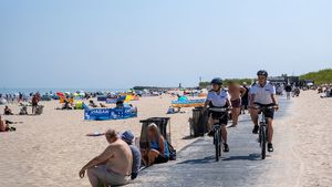 policyjny patrol rowerowy na nadmorskiej plaży