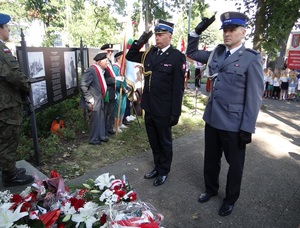 przed pomnikiem Zesłańców Sybiru przedstawiciel Straży Pożarnej i Policji oddają honor