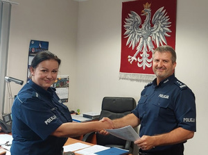 uścisk dłoni policjanta i policjantki