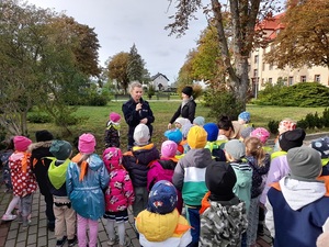 policjantka pokazuje przedszkolakom kajdanki