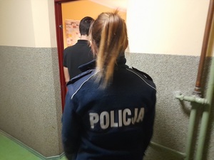 do pokoju przesłuchań wchodzi mężczyzna. Za nim idzie policajntka