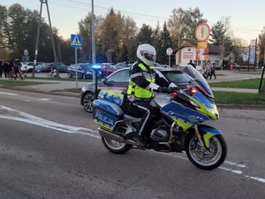 policjant jadący motocyklem