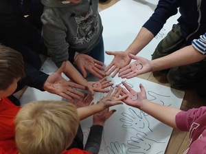 dłonie z narysowanymi uśmiechniętymi buźkami