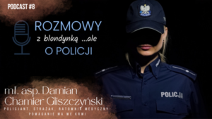 na ciemnym tle zdjęcie policjantki. Z lewym górnym roku napis o treści: podcast#8, poniżej rysunek mikrofonu i napis o treści: rozmowy z blondynką...ale o policji. W lewym dolnym rogu napis o treści: mł. asp. Damian Chamier - Gliszczyński