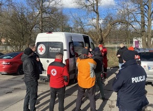 zgromadzeni na parkingu przedstawiciele służb biorących udział w poszukiwaniach