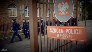 grupa umundurowanych słuchaczy szkoły Policji w Słupsku wychodzi z terenu szkoły przez bramę