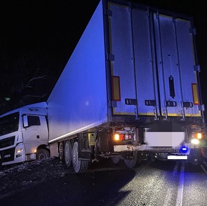 ciężarówka stoi w poprzek drogi