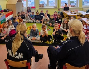 policjantki z dziećmi w szkole