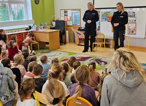 policjantki z dziećmi w szkole