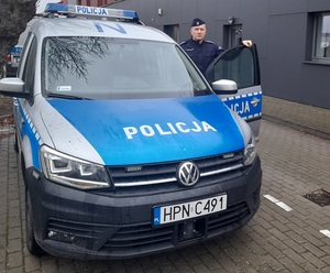 policjant przy radiowozie