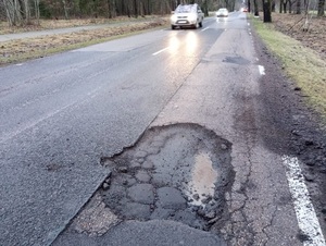 sporych rozmiarów wyrwa w jezdni na jednym pasie ruchu