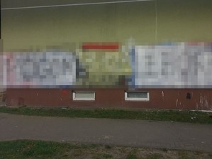 elewacja budynku z naniesionym na całej długości graffiti