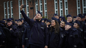 na terenie słupskiej szkoły Policji grupa umundurowanych policjantów robi sobie selfie
