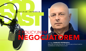 grafika przedstawiająca mikrofon studyjny i zdjęcie policjanta. Na górze jasnozielony napis :podcast i czarny: policja zaprasza. Poniżej napis : z policyjnym negocjatorem mł. insp. Dariusz Potrząsaj Krajowy Koordynator ds. Negocjacji Policyjnych Głównego Sztabu Policji KGP