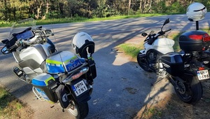 na poboczu drogi stoją obok siebie dwa motocykle - żandarmerii wojskowej i policji