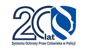 grafika przedstawiająca granatową tarczę z twarzą uformowaną z białej wstęgi i napis na białym tle: 20 lat systemu ochrony praw człowieka w Policji