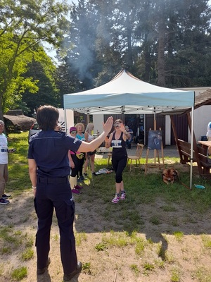 kobieta w stroju sportowym z założonymi narkogoglami idzie w kierunku policjantki