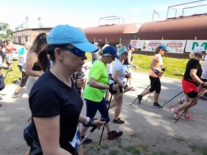 uczestnicy zawodów nordic walking podczas marszu